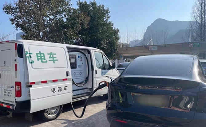 都兰汽车搭电